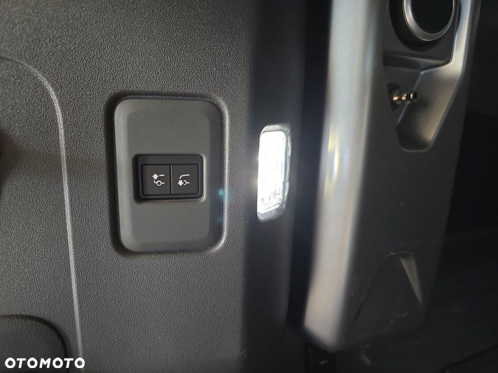 Land Rover Defender - 24