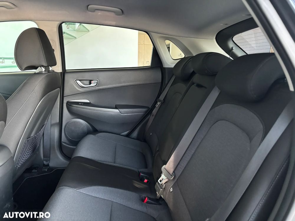 Hyundai KONA Select - 13