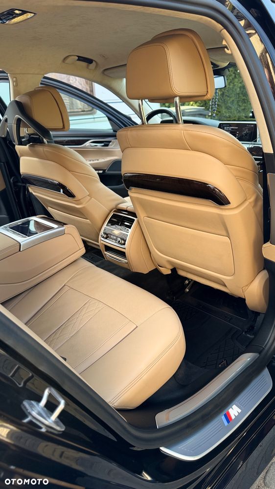 BMW Seria 7 750i xDrive - 16