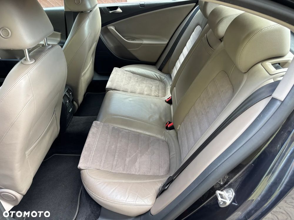 Volkswagen Passat 2.0 TDI DPF Highline - 14