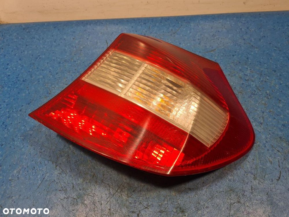 BMW 118 E87 LAMPA TYŁ PRAWA ZEWNĘTRZNA - 1