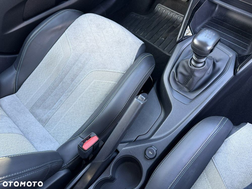 Peugeot 208 - 38