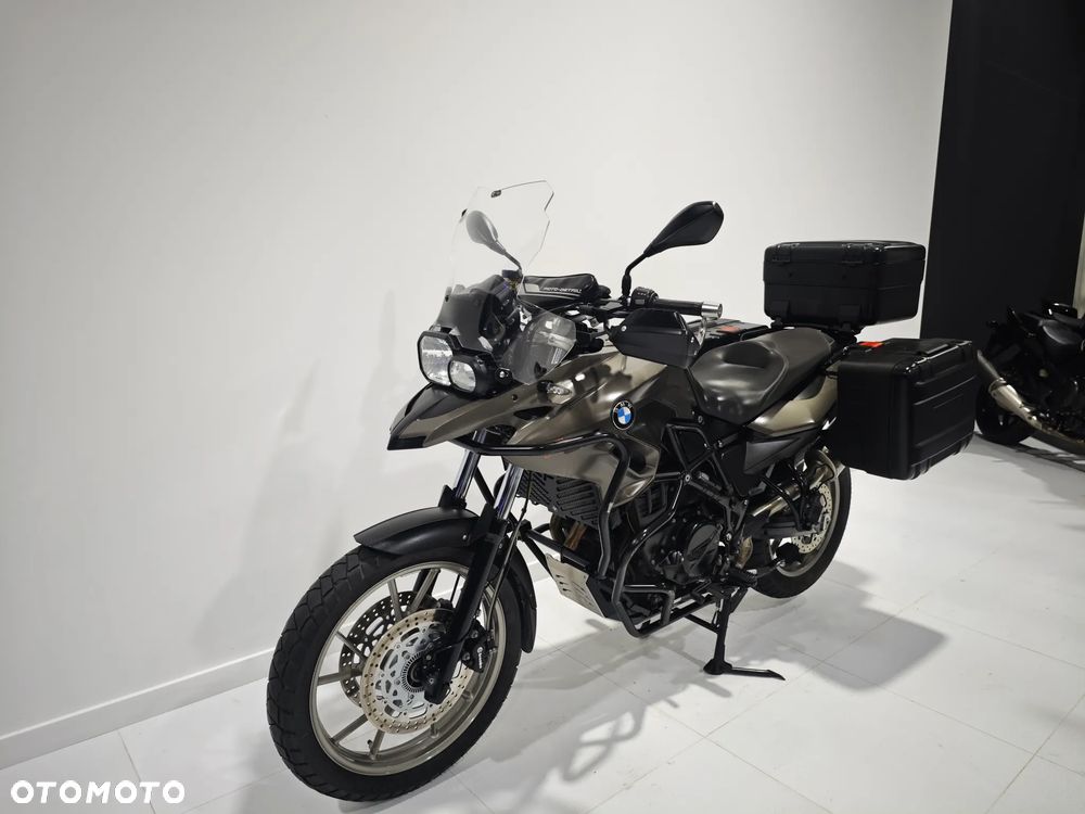 BMW F - 22