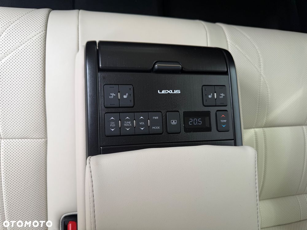 Lexus ES 300h Omotenashi - 13