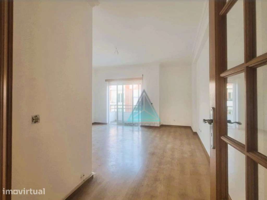 Apartamento T2 Feijó, com arrecadação e 2 varandas - Grande imagem: 3/24