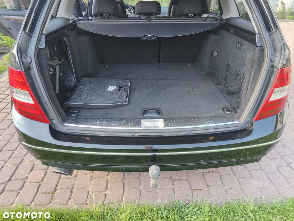 Mercedes-Benz Klasa C 250 CGI T Automatik BlueEFFICIENCY Elegance - 13