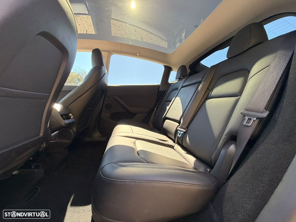 Tesla Model Y Long Range Dual Motor AWD - 31