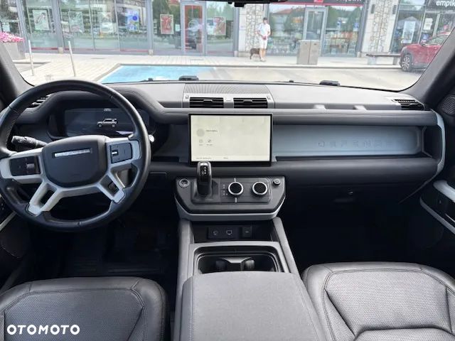 Land Rover Defender - 24