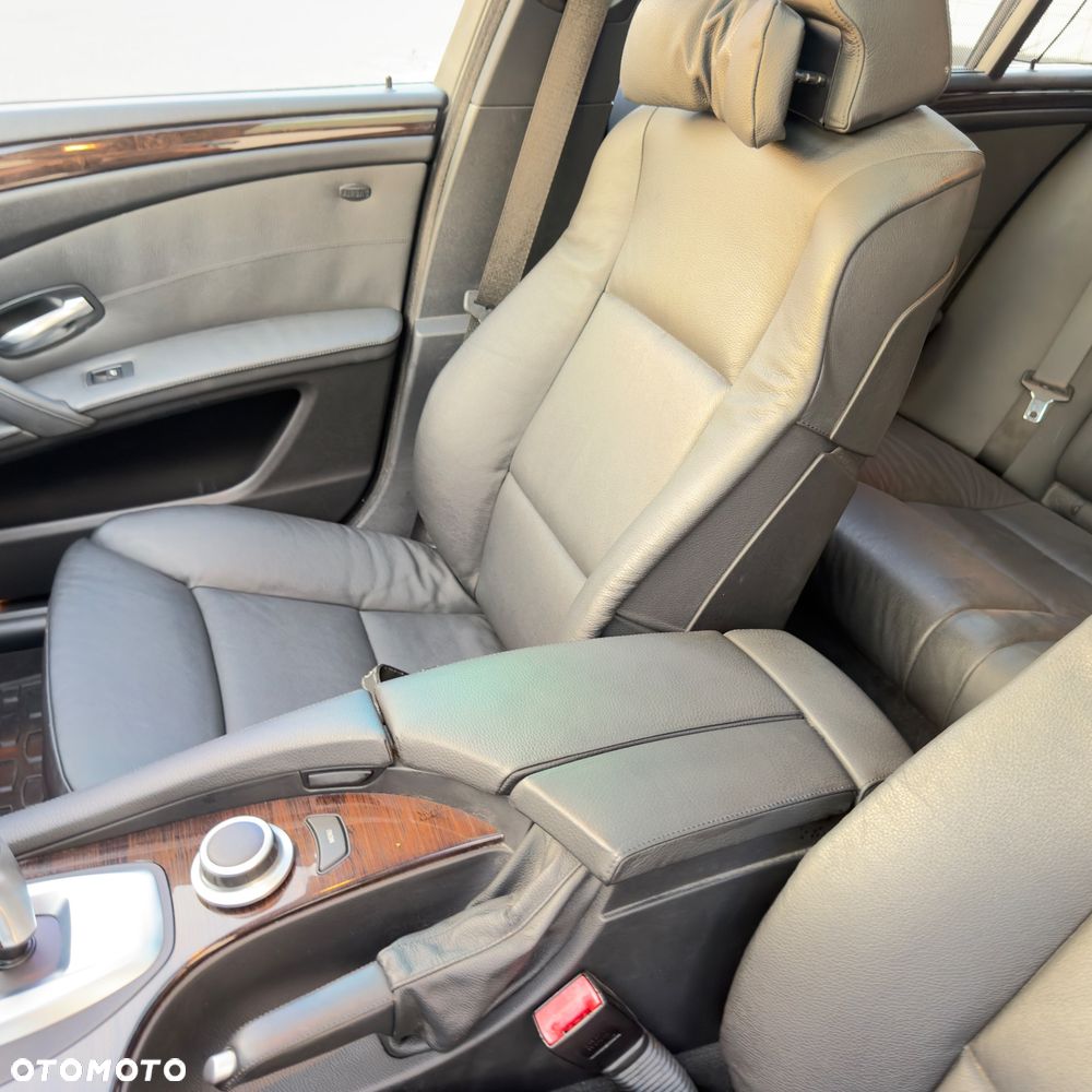 BMW Seria 5 550i Sport-Aut - 11