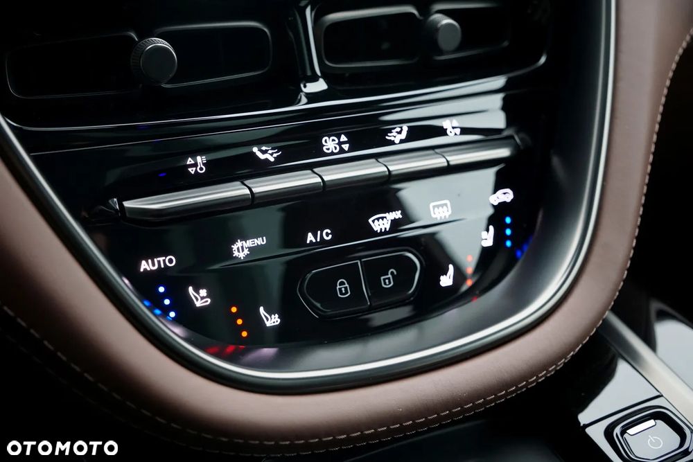 Aston Martin DBX - 36