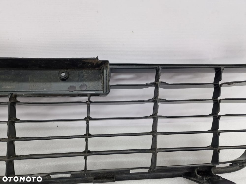 TOYOTA HILUX VIII 15- KRATKA ŚRODKOWA ZDERZAKA PRZEDNIEGO PRZÓD , NR 53112-0K130 , NR AUKCJI KR104 - 14