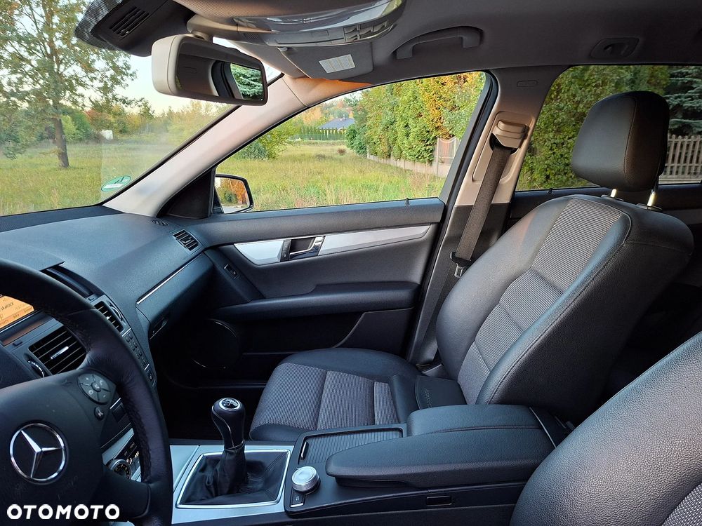 Mercedes-Benz Klasa C 180 CGI BlueEFFICIENCY Avantgarde - 16