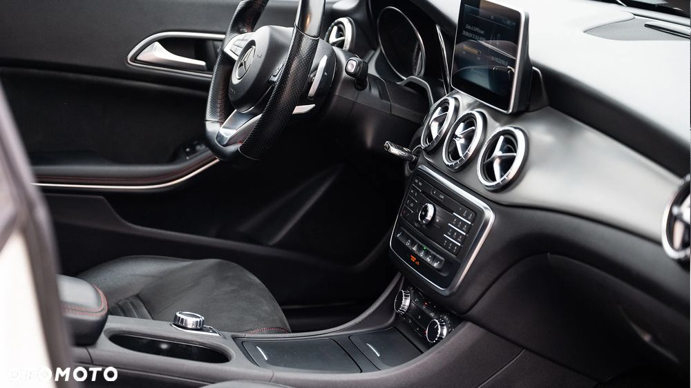 Mercedes-Benz CLA 200 7G-DCT AMG Line - 13