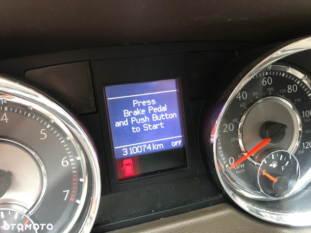 Chrysler Town & Country - 9