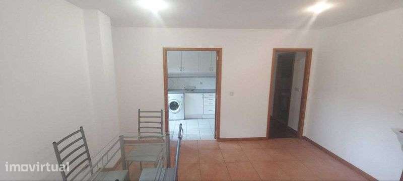 Apartamento T1 parcialmente mobilado no 4º andar para arrendamento - Grande imagem: 4/8