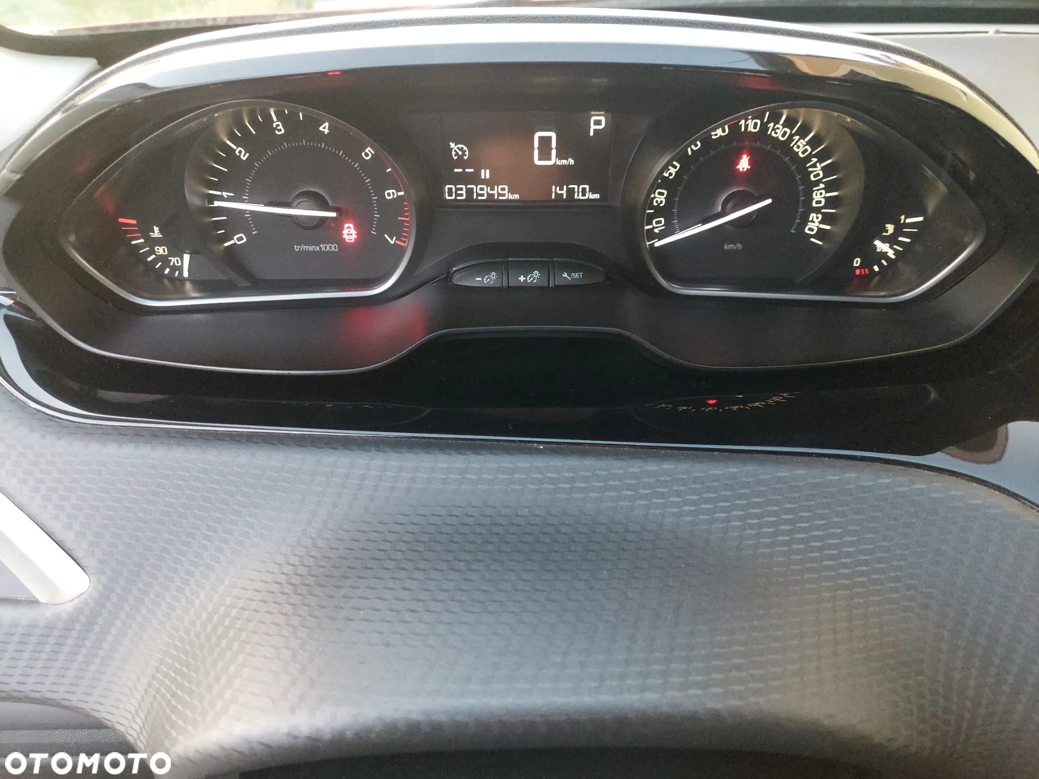 Peugeot 2008 1.2 Pure Tech GPF Signature S&S EAT6 - 27