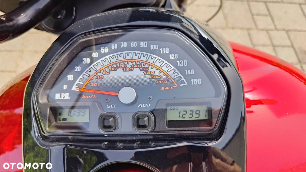 Suzuki Intruder - 11