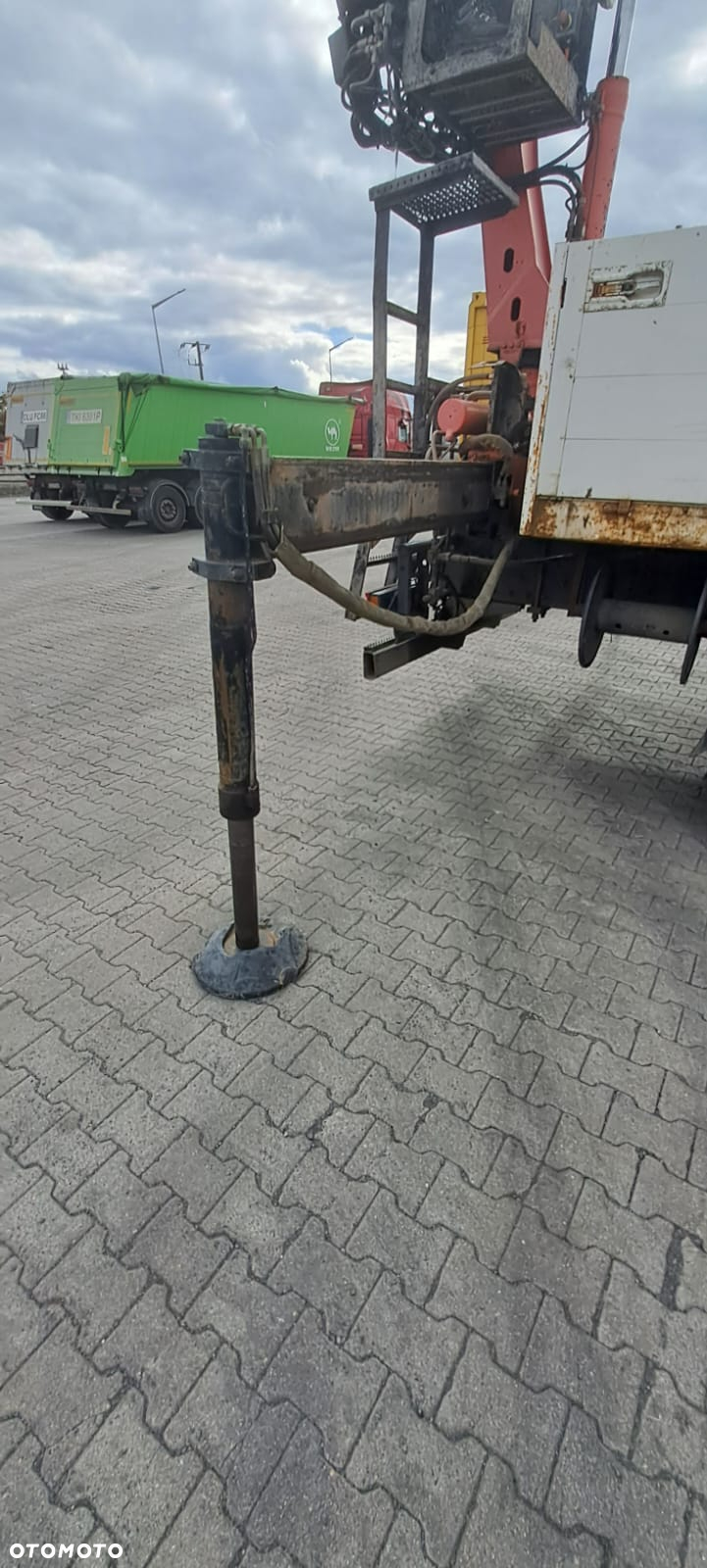 Mercedes-Benz Pojazd ciężarowy Mercedes Benz 1831 zabudowa skrzynia + HDS - 5