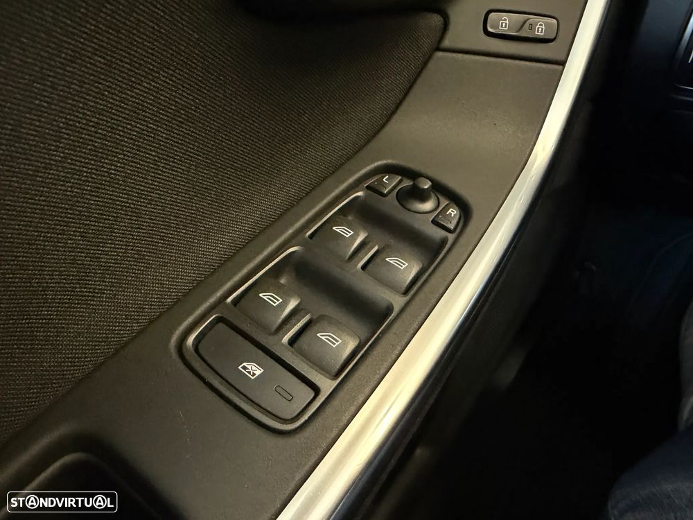 Volvo V60 2.0 D4 Momentum Eco - 32