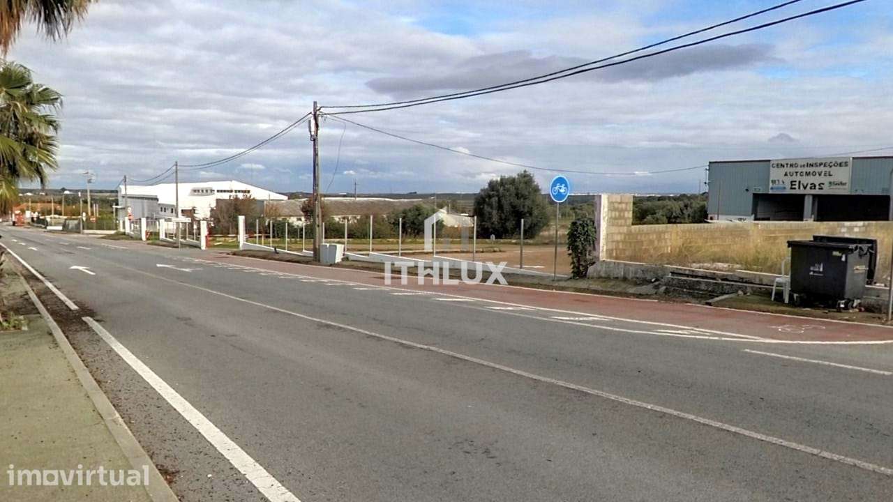 Prédio de cave, rés-do-chão e 1º andar, classificado como espaço de at - Grande imagem: 4/16