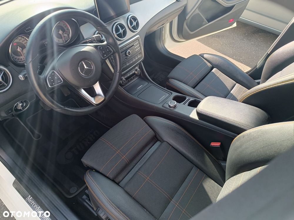 Mercedes-Benz CLA 180 7G-DCT Orange Art Edition - 5