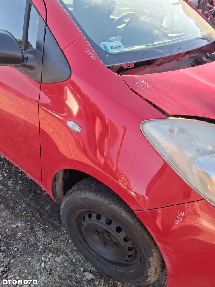 Toyota Yaris II 06 blotnik prawy 3P0 - 3