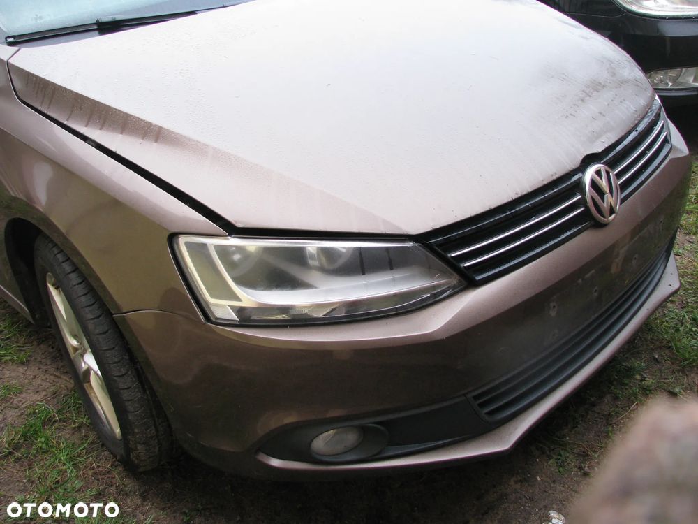 VOLKSWAGEN JETTA VI 2012 ROK 1.6 TDI CAY LAKIER LH8Z  LHW MASKA ATRAPA wózek sanki - 1