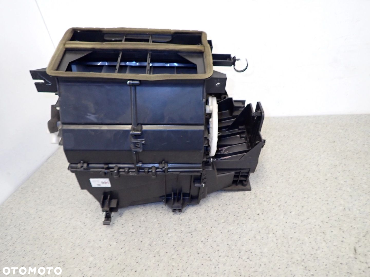 MITSUBISHI GRANDIS 03-11 OBUDOWA NAGRZEWNICY - 4