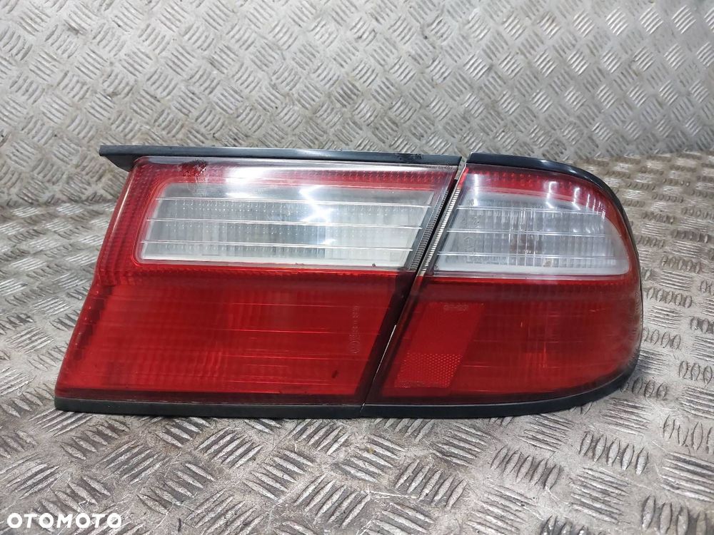 LAMPA PRAWY TYŁ W BŁOTNIK + W KLAPĘ NISSAN ALMERA N15 LIFT SEDAN - 1