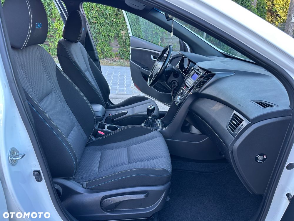 Hyundai i30 blue Kombi 1.6 GDi Passion - 30