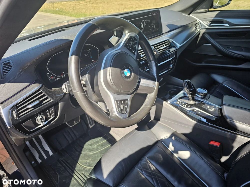 BMW Seria 5 M550i xDrive sport - 9