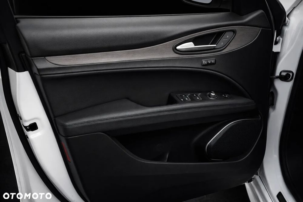 Alfa Romeo Stelvio 2.0 Turbo 16V AT8-Q4 Veloce Ti - 17