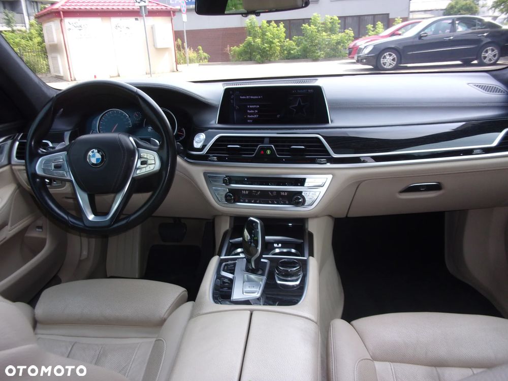 BMW Seria 7 750i xDrive - 10