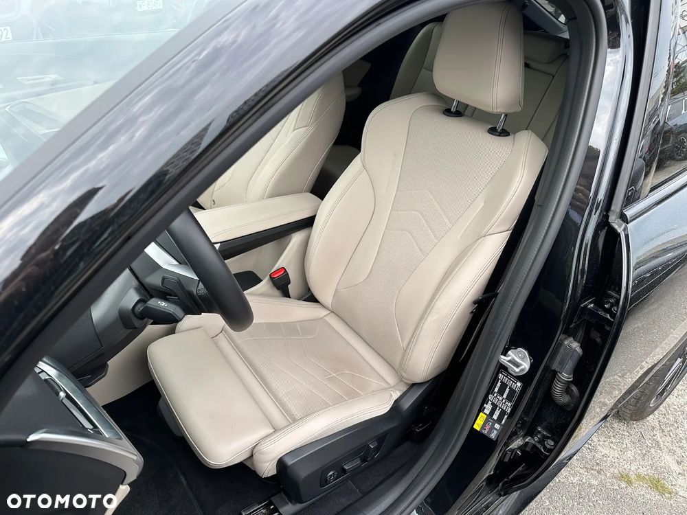 BMW iX2 eDrive20 66.5kWh M Sport - 10