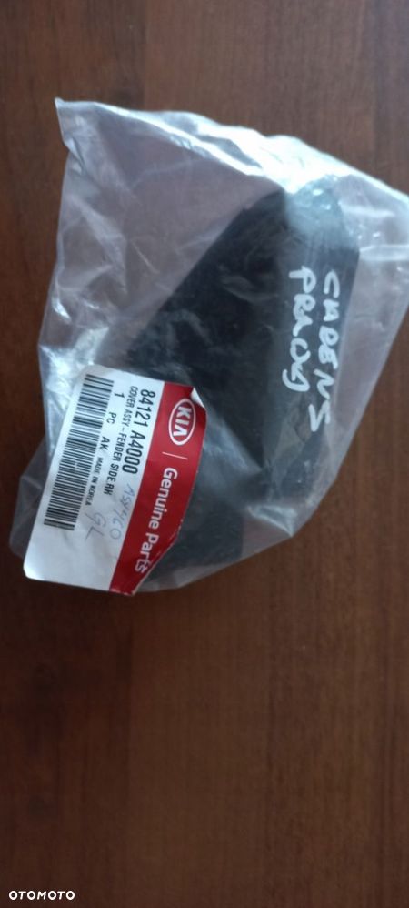 OSŁONA ZAWIASU KIA CARENS 84121-A4000 PRAWA