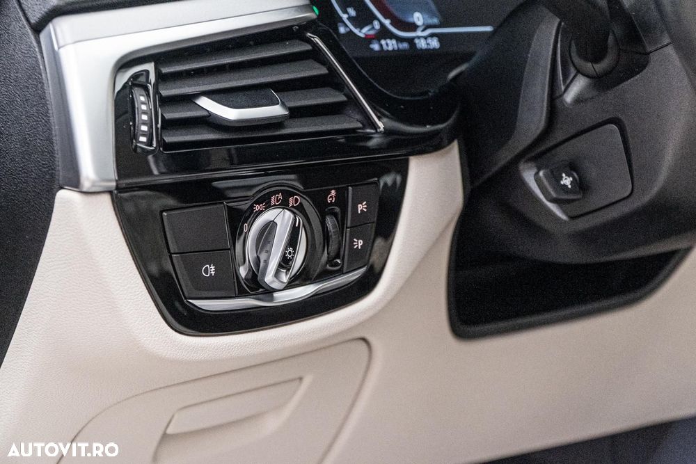 BMW Seria 5 520i Aut. Luxury Line - 27