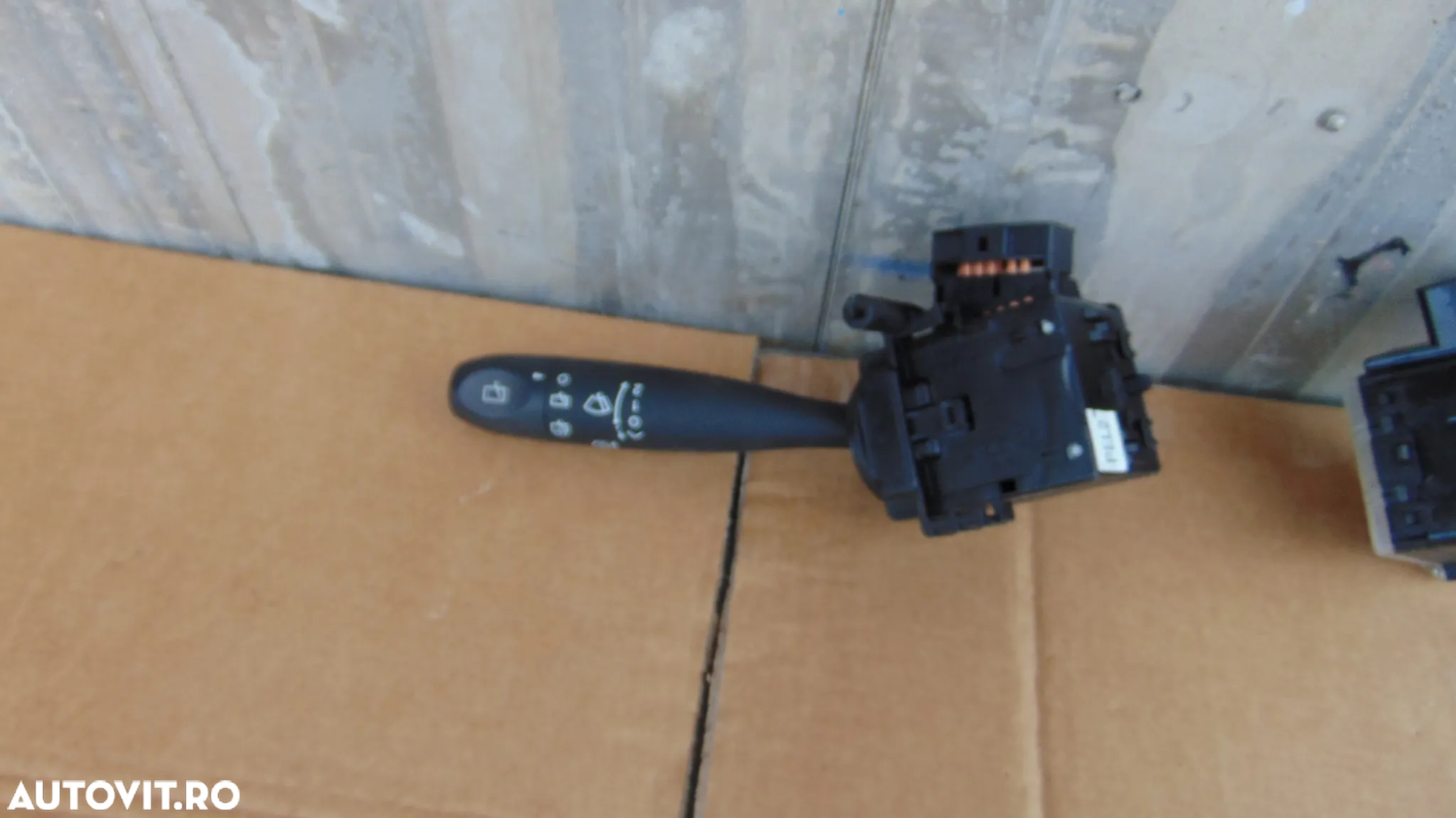 Vand Bloc lumini si maneta stergator Hyundai i 10 an 2010 - 3