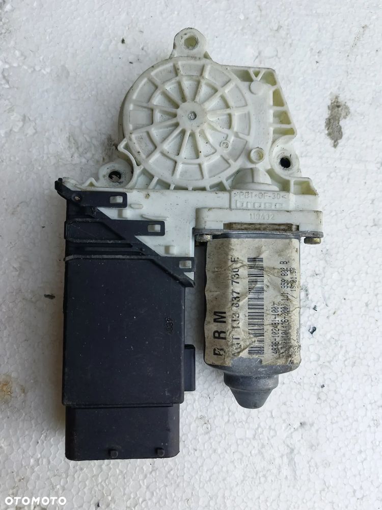 VW GOLF IV SILNICZEK SZYB PRAWY PRZOD - 1