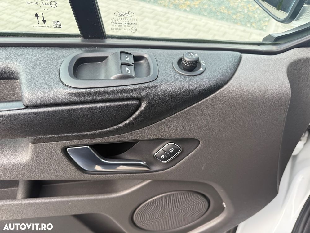 Ford TRANSIT CUSTOM - 11