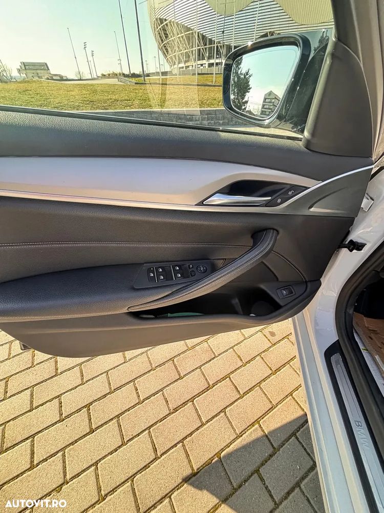 BMW Seria 5 520d Aut. Luxury Line - 13