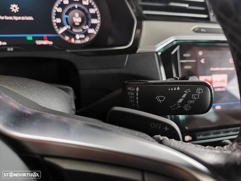 VW Passat Variant 2.0 TDi R-Line DSG - 31