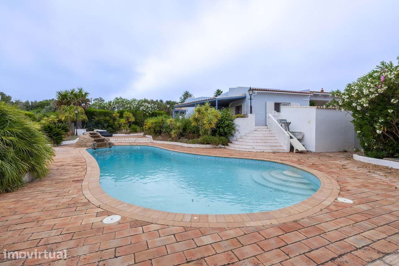 PROPRIEDADE COM CARÁCTER, ESPAÇOSA, COM PISCINA E TERRAÇO NA COBERTURA - Grande imagem: 2/33