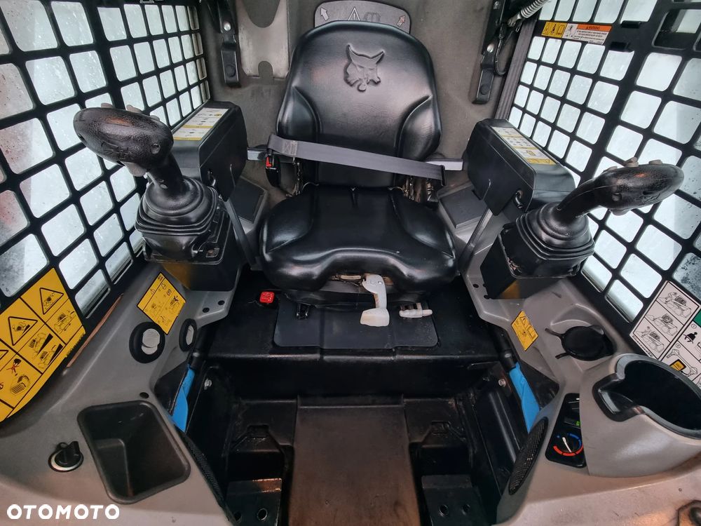 Bobcat T770 Ładowarka Gąsienicowa Udzwig 2,5 tony. Amerykańska potężna Ładowarka 2021rok  654mth z Norwegii! KLIMA! Potężna Moc silnik Turbodoładowany bobcat 100km! Widły łyżka. Linie Hydrauliczne dodatkowe. Aktualna DEKRA 2026r. Podzespoły gąsienice zero zużycia! Cała maszyna sterowana z dżojstika! - 12