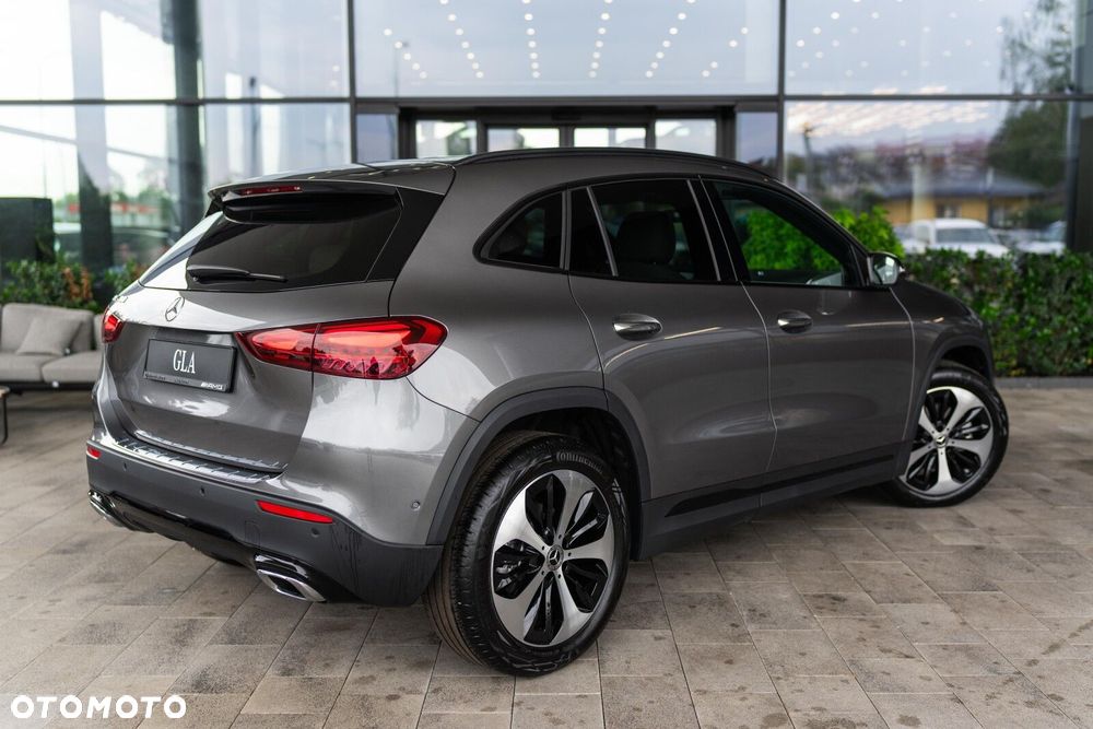 Mercedes-Benz GLA - 4