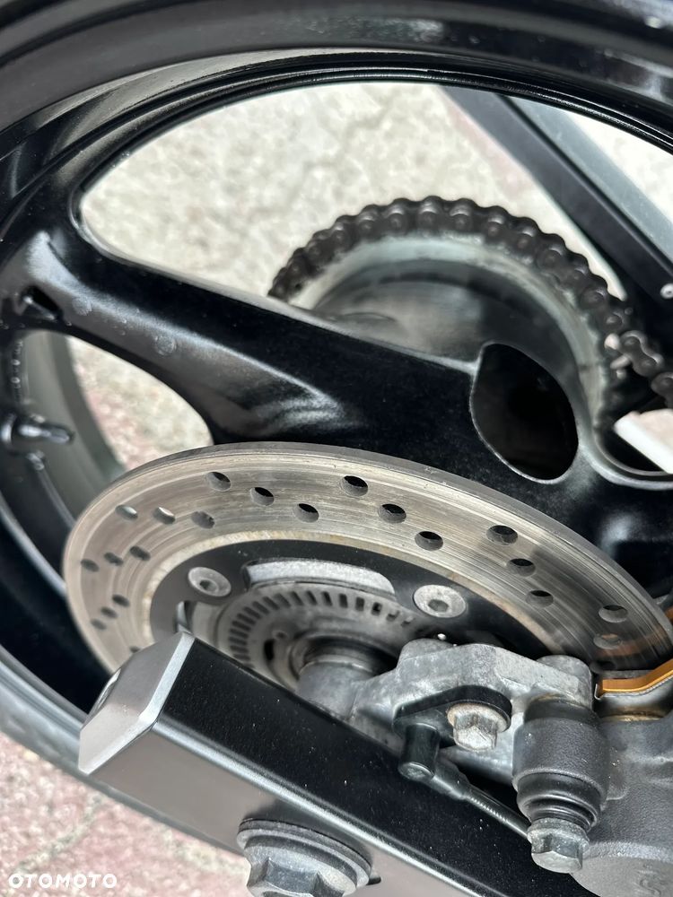 Suzuki GSR - 16