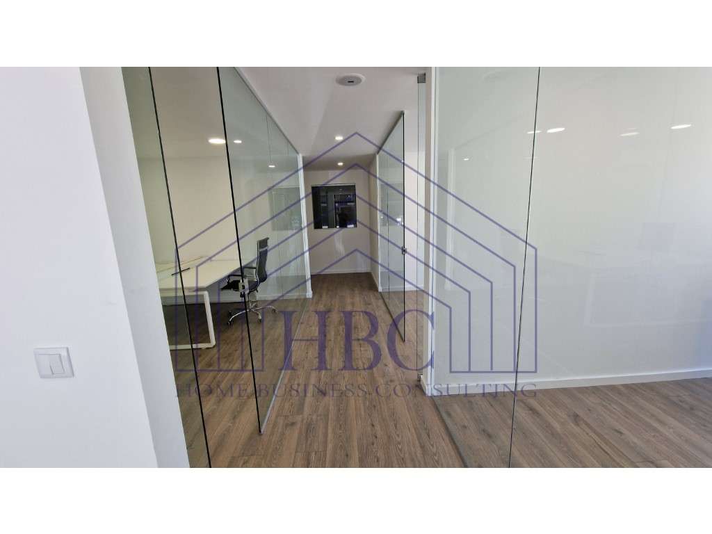 Espaço comercial com escritórios situado na Urbanização dos Terraço... - Grande imagem: 5/20
