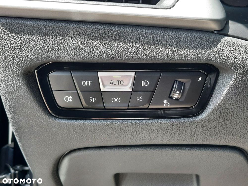 BMW Seria 3 318i Advantage - 34