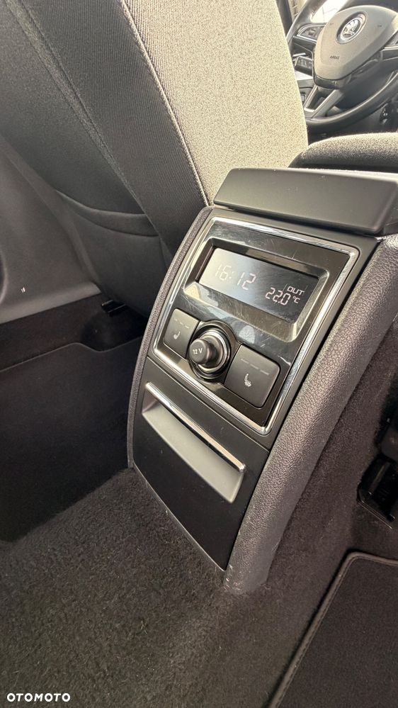 Skoda Superb 2.0 TDI DSG Ambition - 28