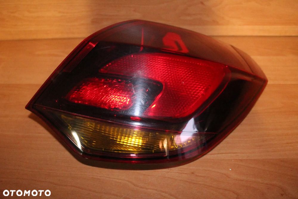 LAMPA PRAWA TYLNA PRAWY TYŁ W BŁOTNIK !CIEMNA! OPEL ASTRA J HATCHBACK 5 DRZWI EUROPA ORYGINALNA