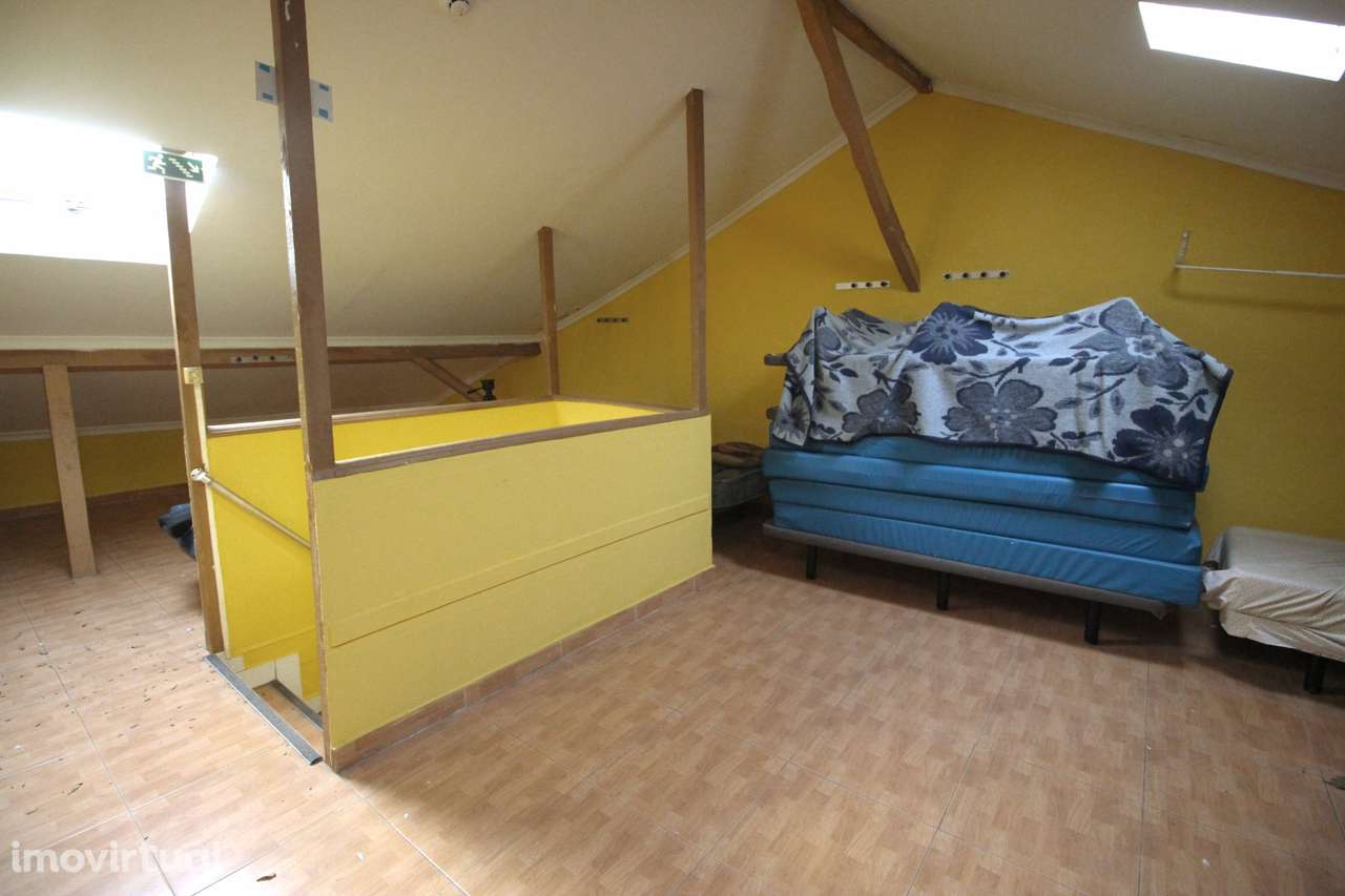 Imóvel com receção e vários pisos, vocacionado para Alojamento Local - Grande imagem: 3/6